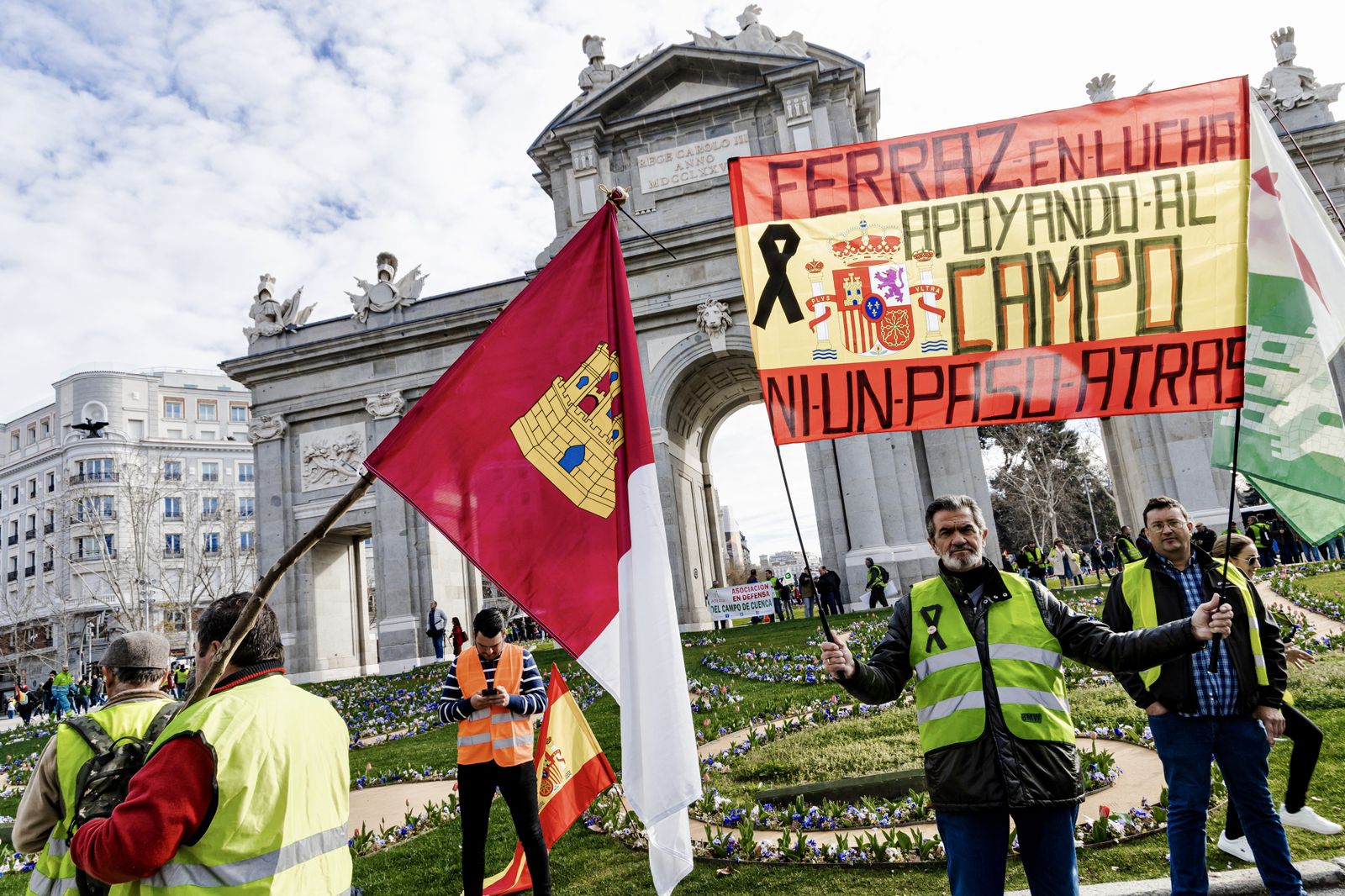 Cientos de agricultores se concentran en la Puerta de Alcalá