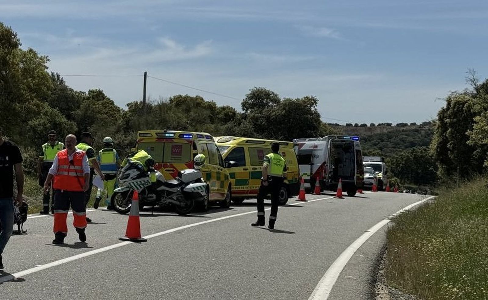 Accidente entre un coche y cuatro motos en Navalagamella