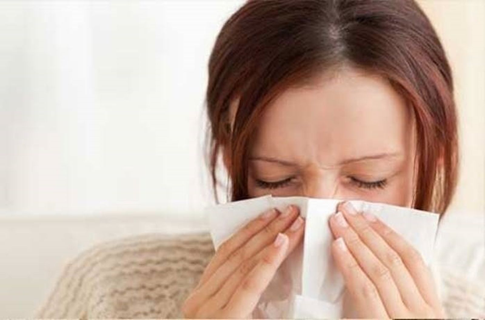 Una mujer sufre problemas respiratorios por una alergia