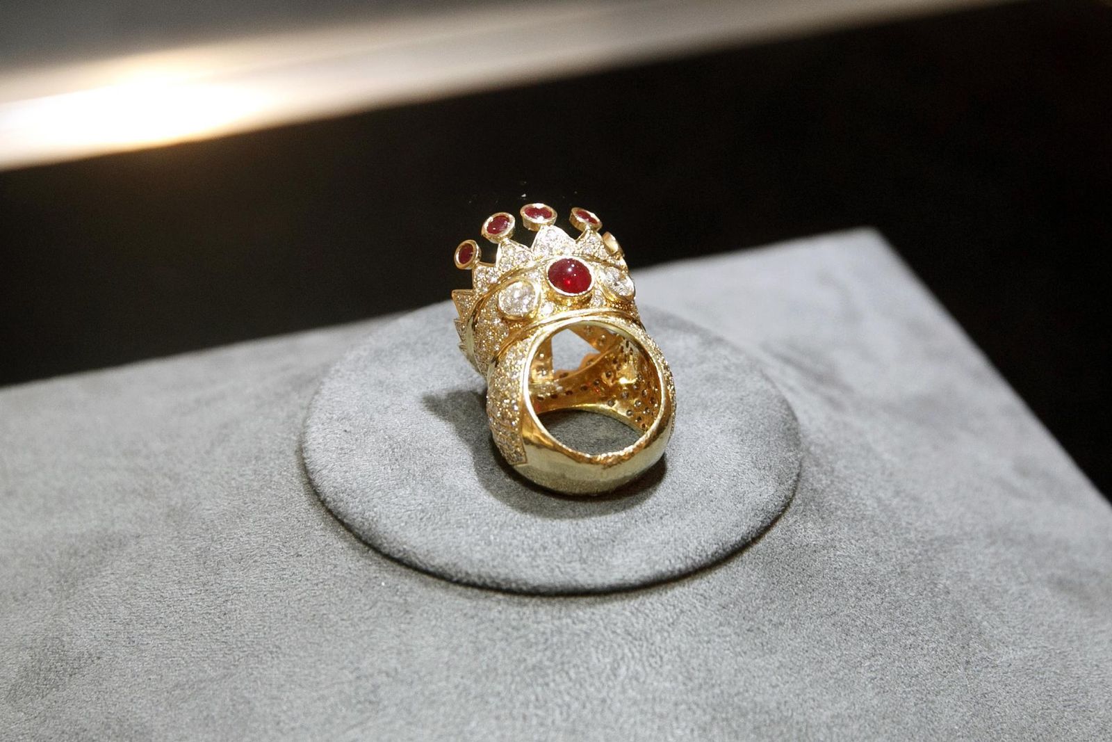 Anillo de oro, rubíes y diamantes con una corona diseñado por el rapero Tupac Sahkur en 1996, subastado por Sotheby's en New York, Estados Unidos,20 Julio 2023