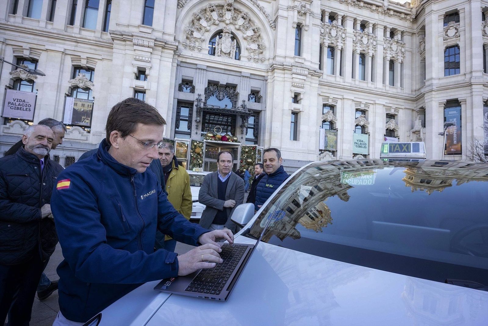 Recorrido contrarreloj de Almeida para felicitar la Navidad a taxistas y trabajadores de emergencias y seguridad