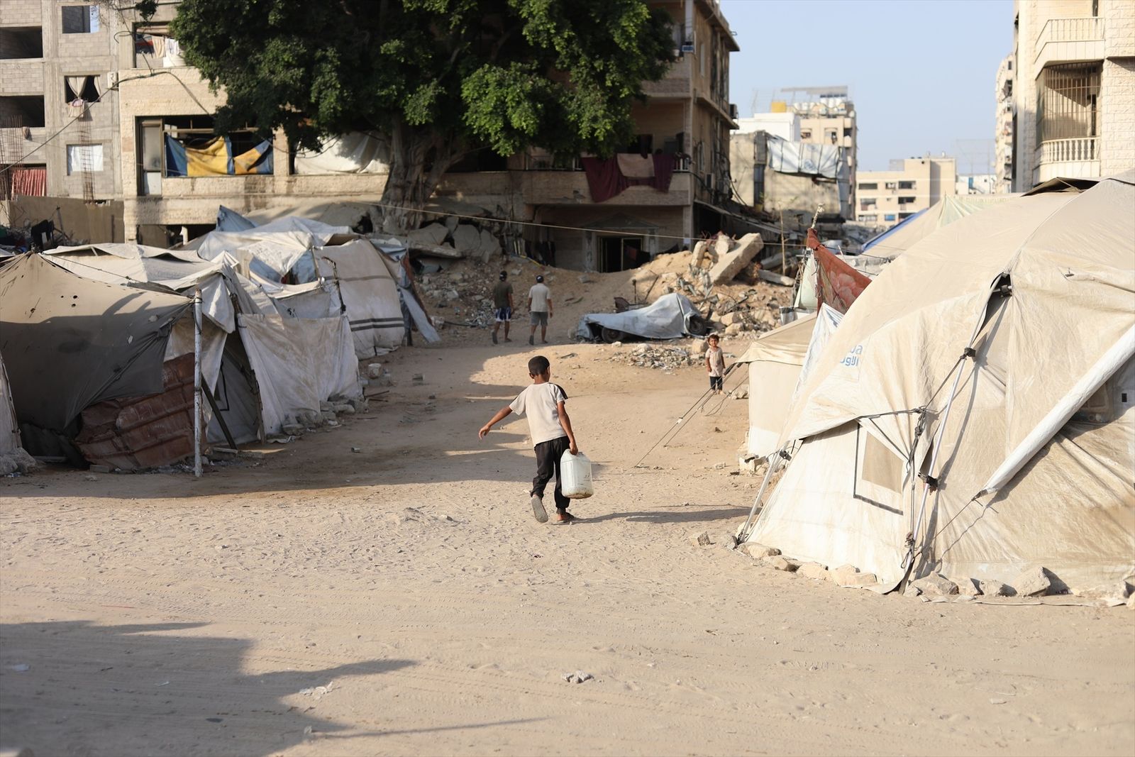 Imagen de archivo de un niño con una garrafa de agua en Gaza