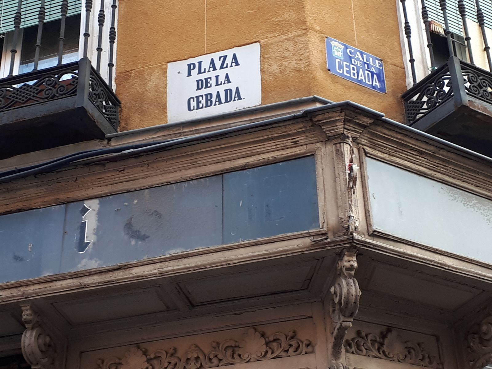 Plaza de la Cebada y Calle de la Cebada en apenas un metro de fachada