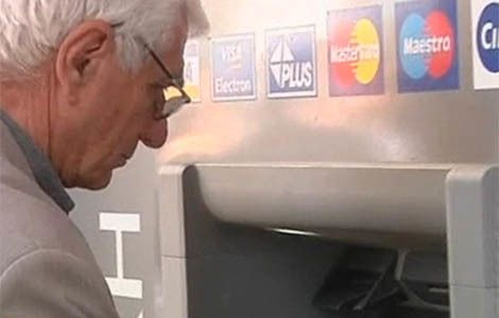 Los bancos chipriotas reabrieron tras casi dos semanas de corralito