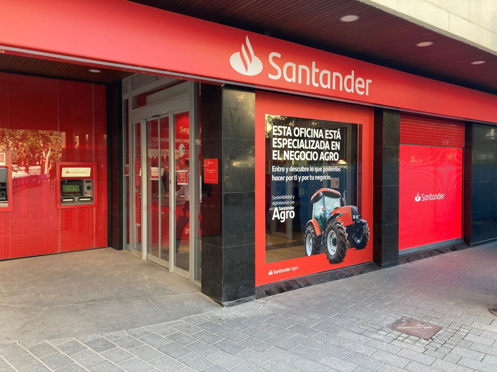 Empresas del Ibex 35 como Santander o Telefónica contratan a exmiembros del CNI para evitar el espionaje