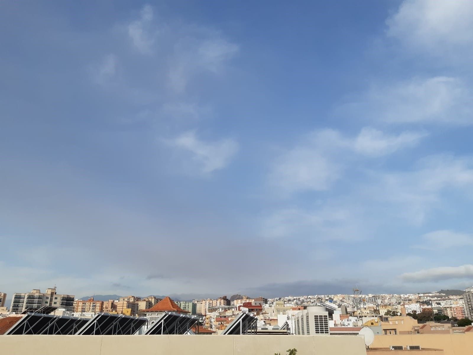 Vuelos cancelados y desvíos en el aeropuerto de Tenerife Norte por las cenizas del volcán de La Palma