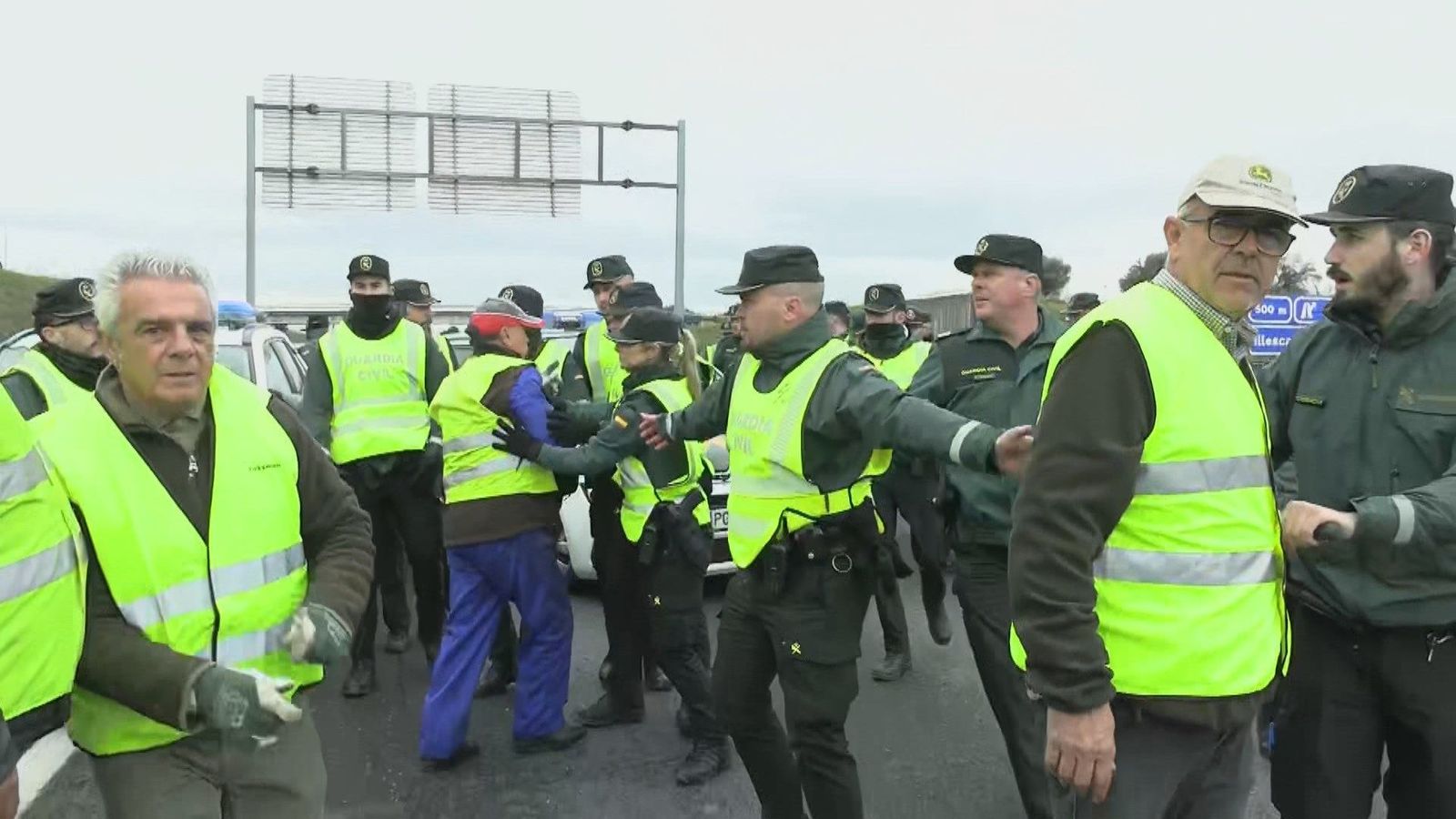 Momentos de tensión en la A-42 tras detener la Guardia Civil a uno de los agricultores