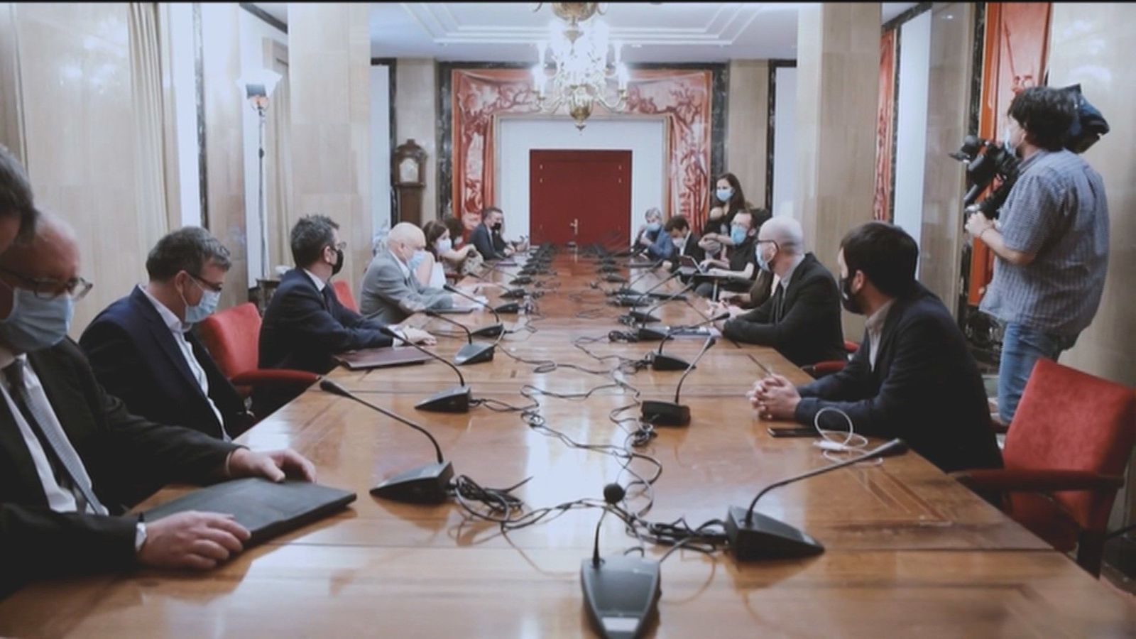 Sánchez acuerda con Calviño y Díaz "derogar" la reforma laboral