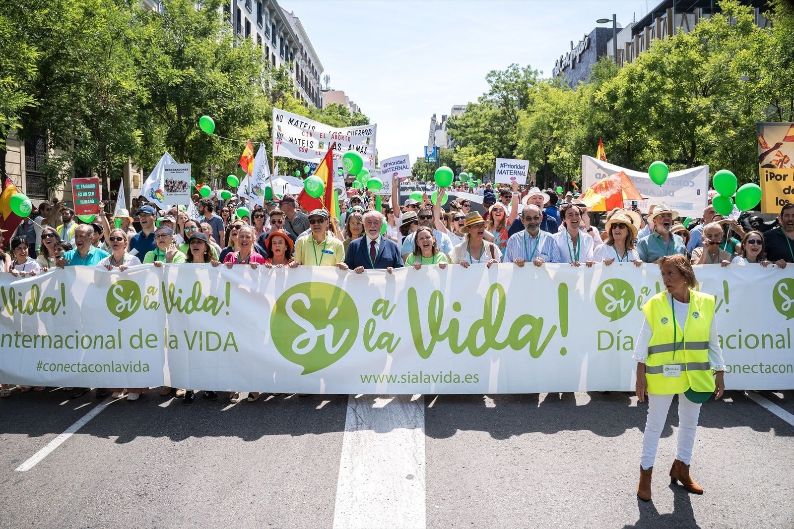 La plataforma 'Sí a la Vida' se manifiesta contra el blindaje del aborto en la CE y la ley de eutanasia
