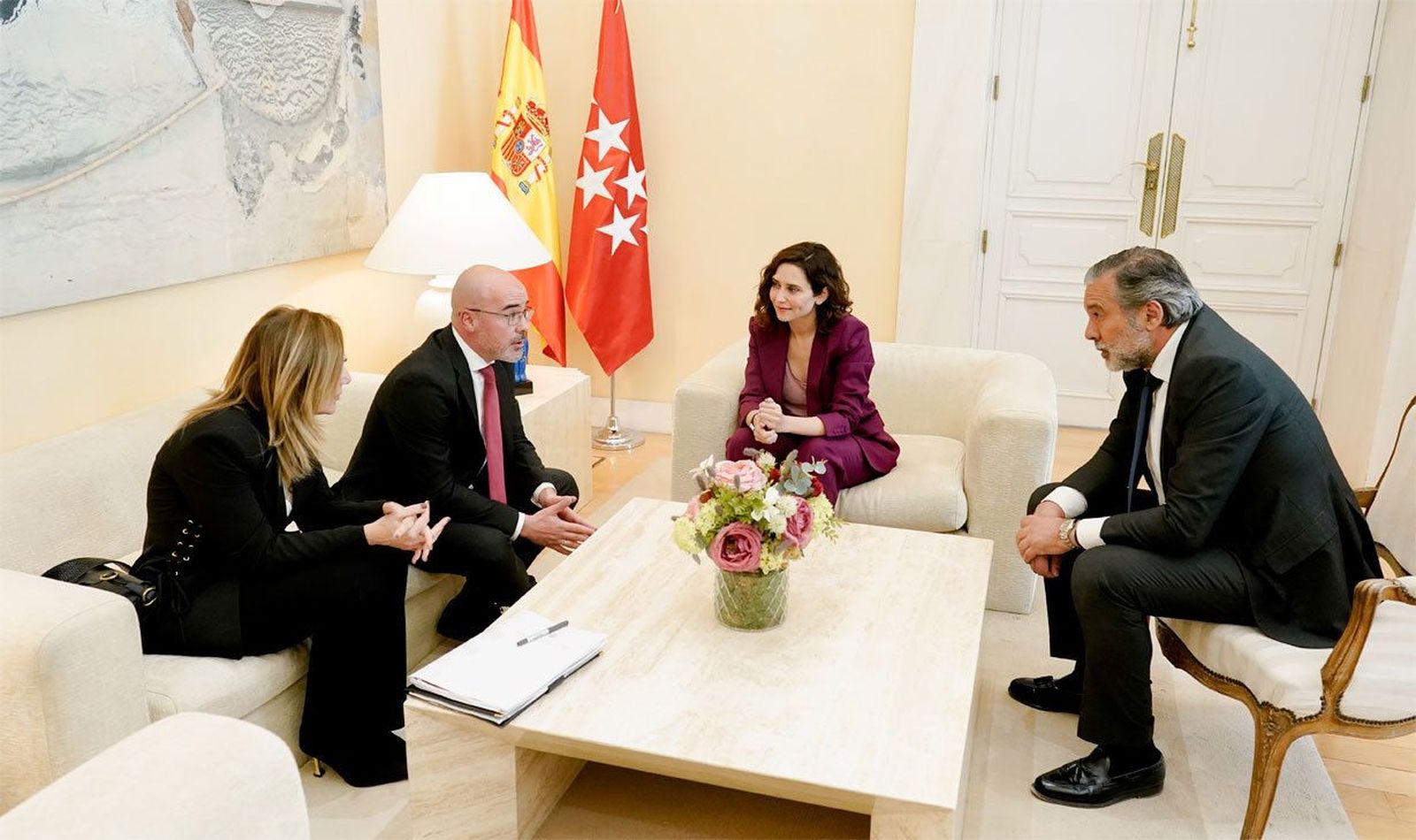 Primera reunión entre Ayuso y Martín con cruce de propuestas y reproches