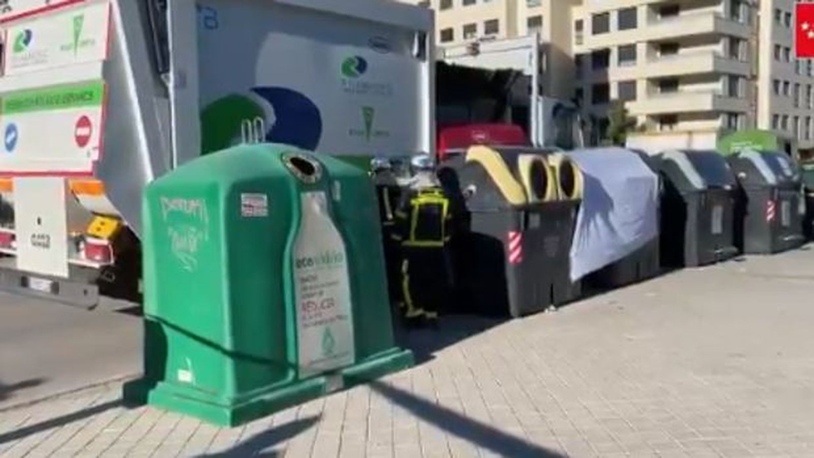 Muere un operario de limpieza atrapado al elevar un contenedor en Rivas