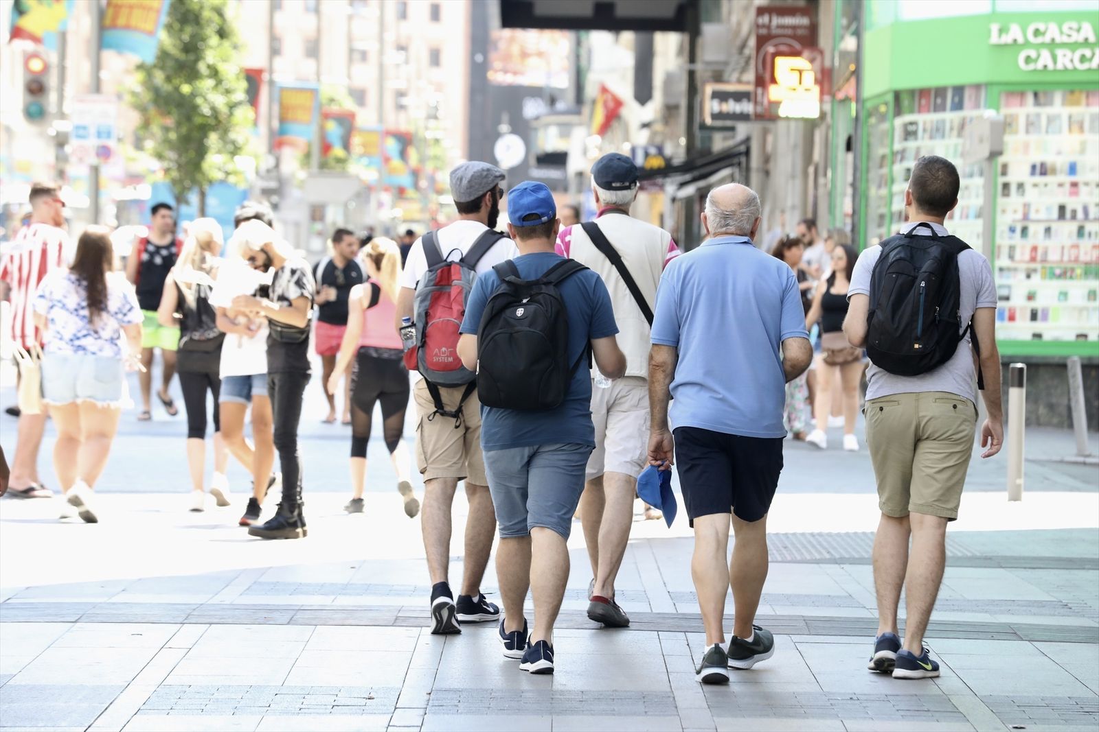 Un grupo de personas pasea por las calles de Madrid