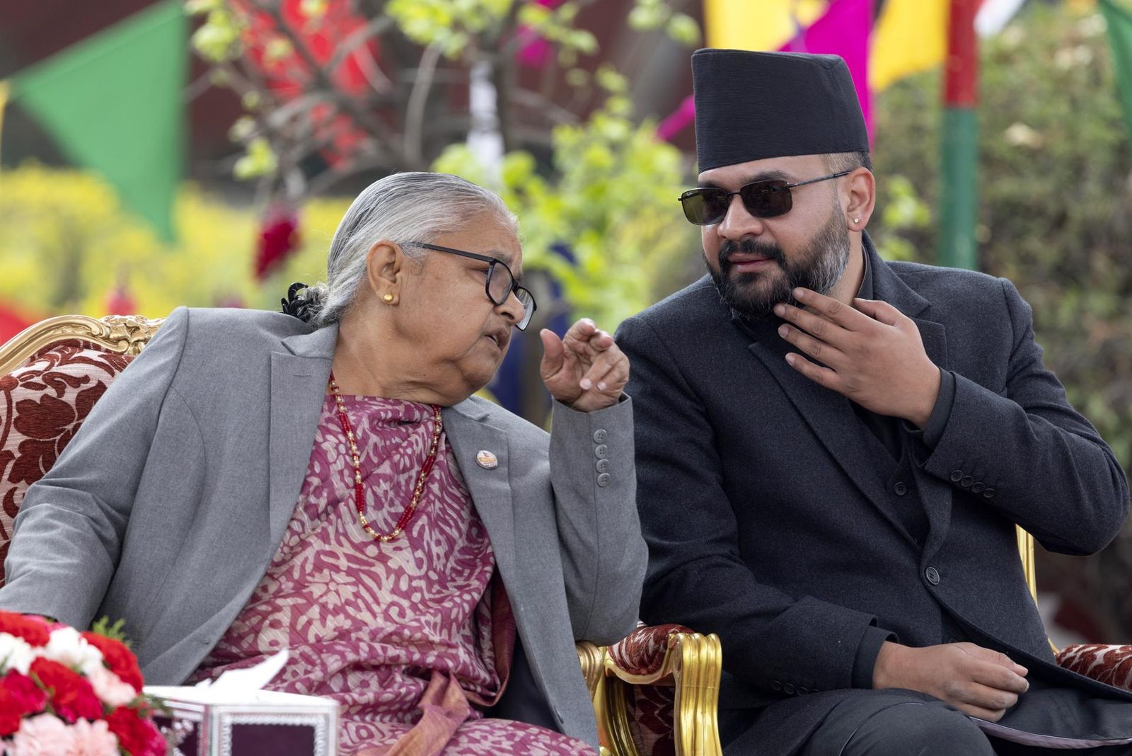 La Primera Ministra saliente, Sushil Karki (izq.), y el recién elegido Primer Ministro de Nepal, Balendra Shah (der.)