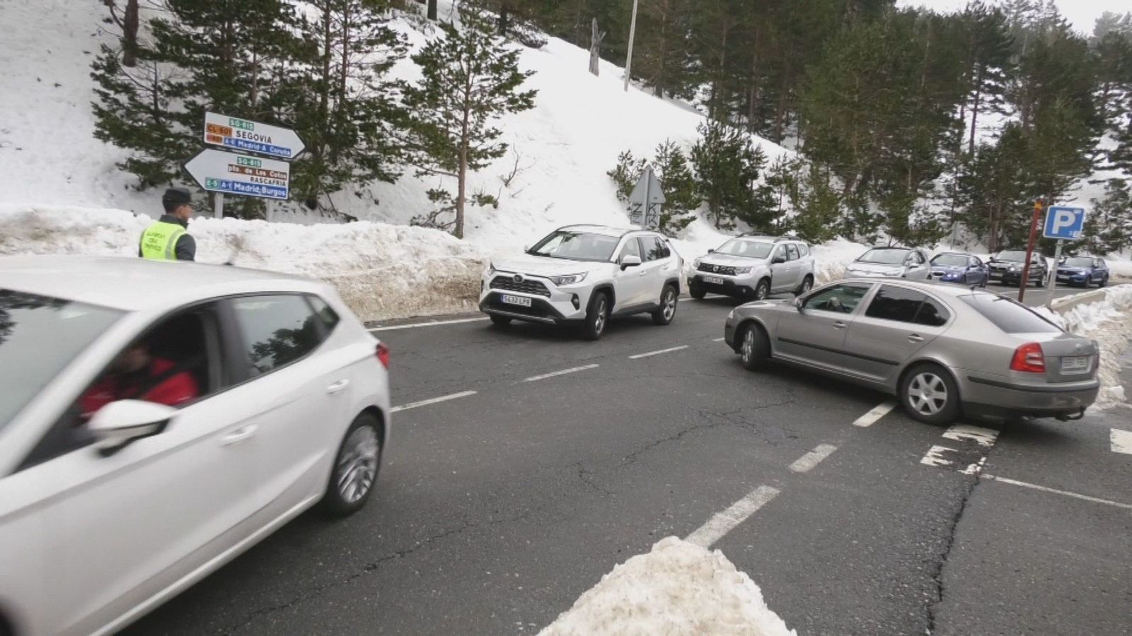 Parkings llenos en Puerto de Cotos: ¡Todos quieren ir a Valdesquí!