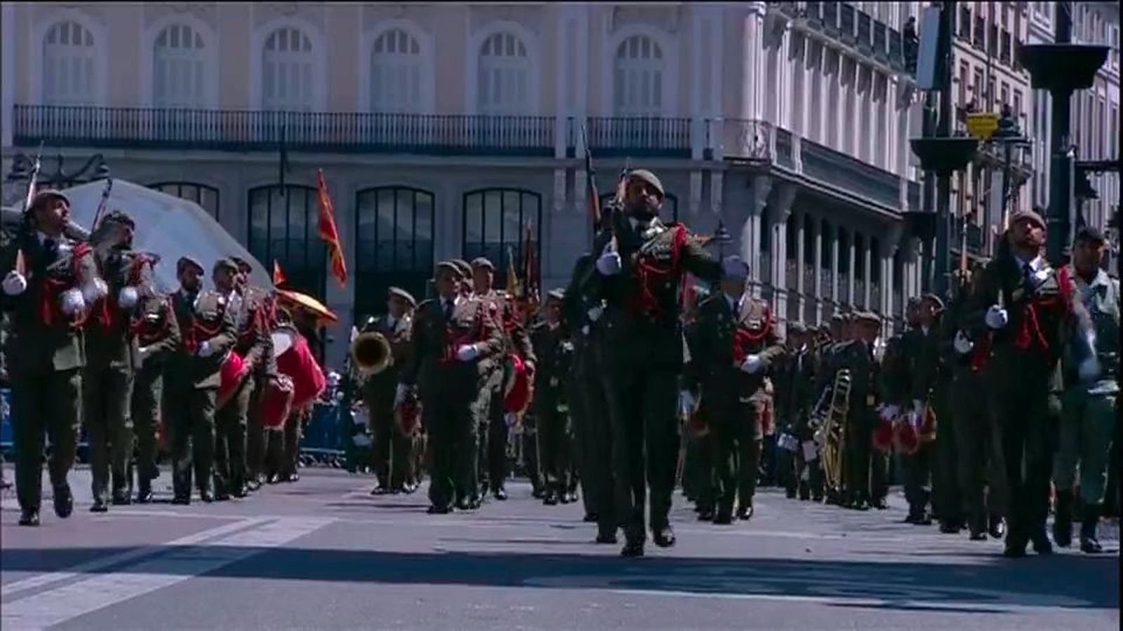 La Comunidad acusa a Sánchez de "sectarismo" ante la amenaza de dejar a Madrid sin desfile militar el 2 de mayo
