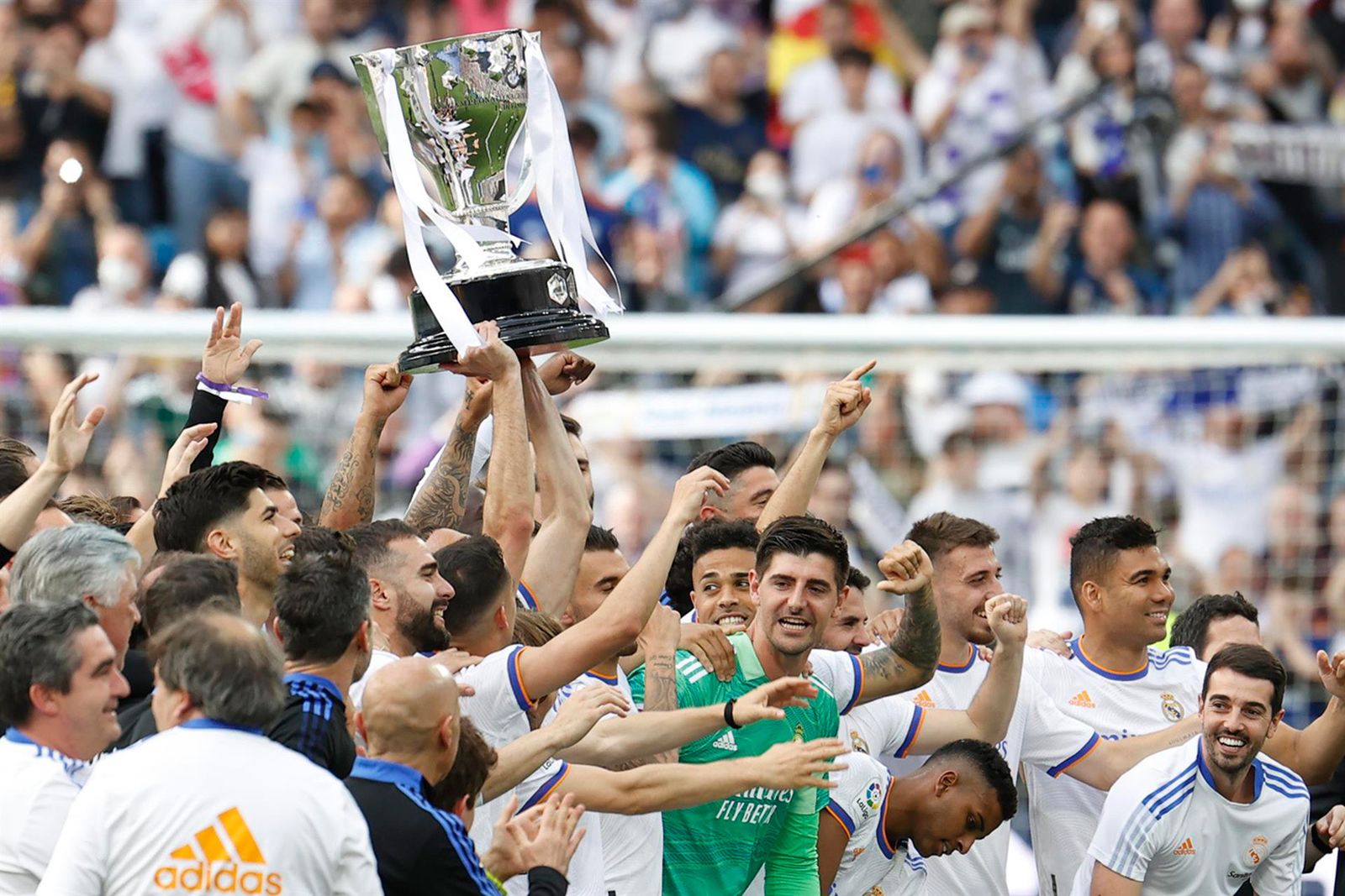 Los jugadores del Real Madrid levantan ante su público la copa que les convierte en nuevos Campeones de Liga