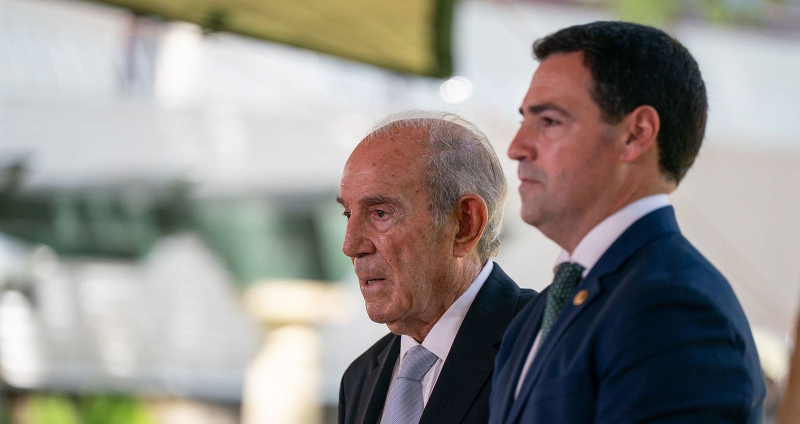 El exlehendakari Carlos Garaikoetxea (izqda) junto a Imanol Pradales (dcha)