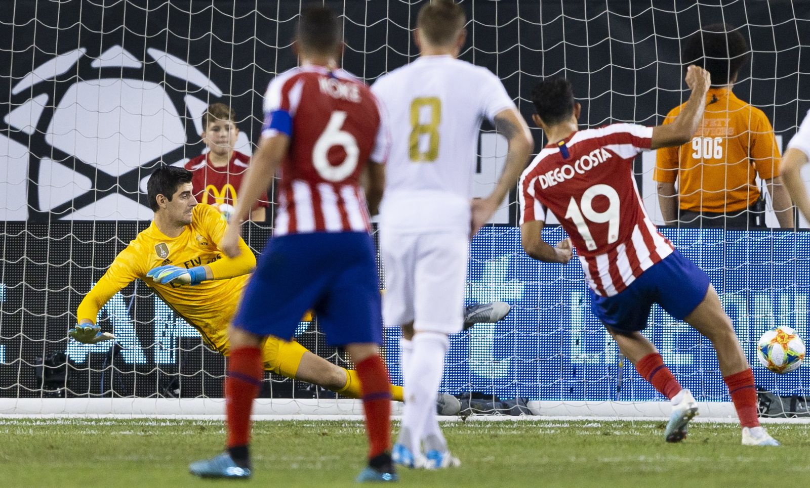 Diego Costa anota un penalti frente al Real Madrid