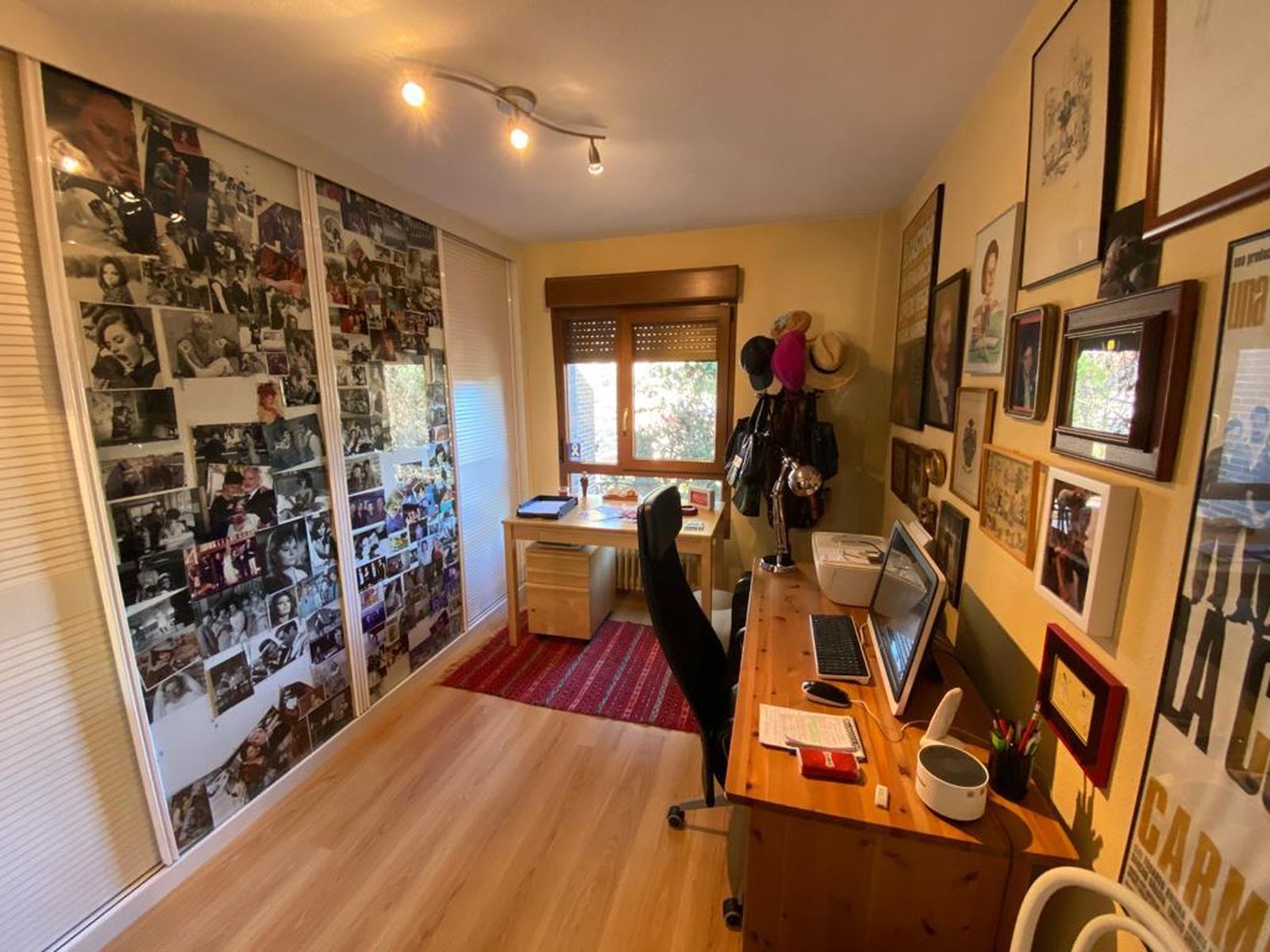 Y el estudio en donde conserva tantos y tantos recuerdos de su vida profesional.