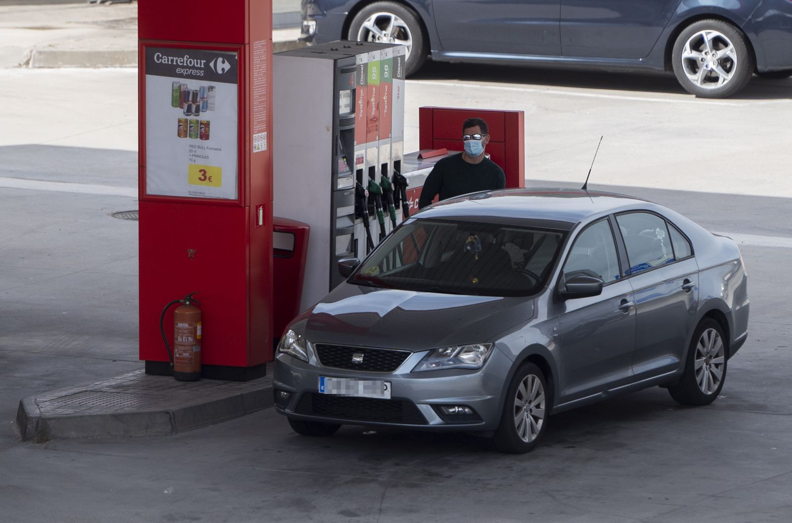 Una persona reposta combustible en una gasolinera