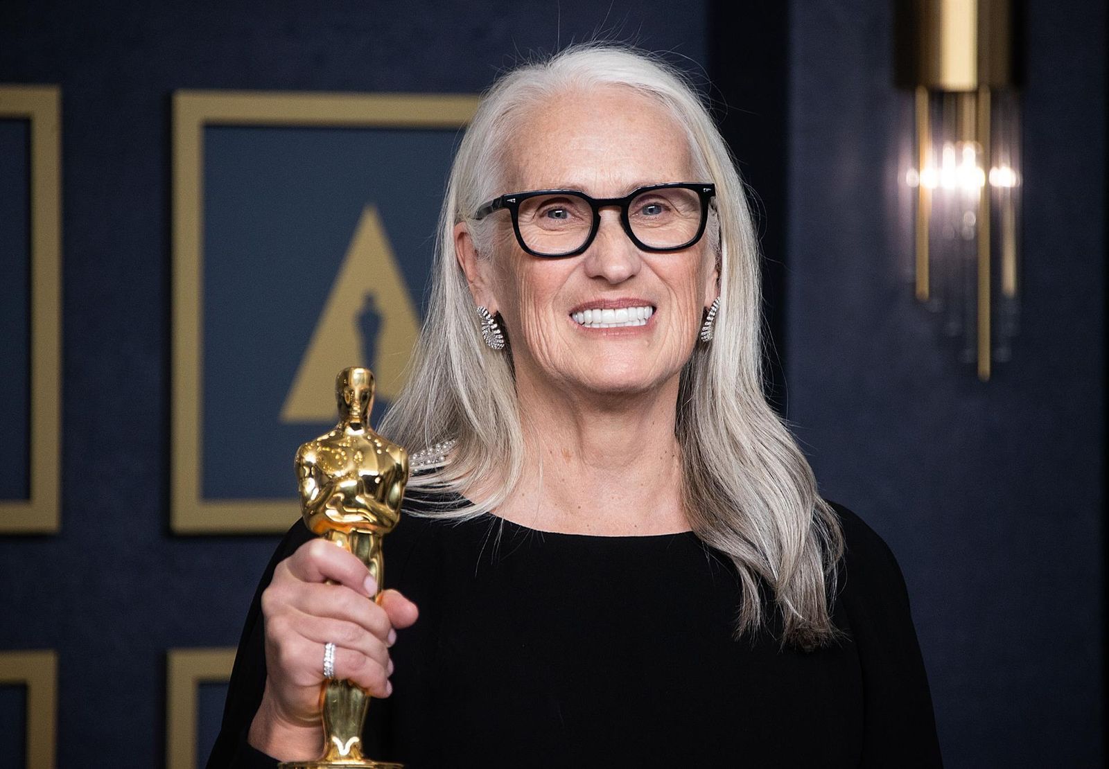 La directora neozelandesa Jane Campion, ganadora del Óscar a la Dirección por “The power of the dog”, posa en la Sala de Prensa de los Premios Óscar hoy, en el Teatro Dolby de Los Ángeles, California