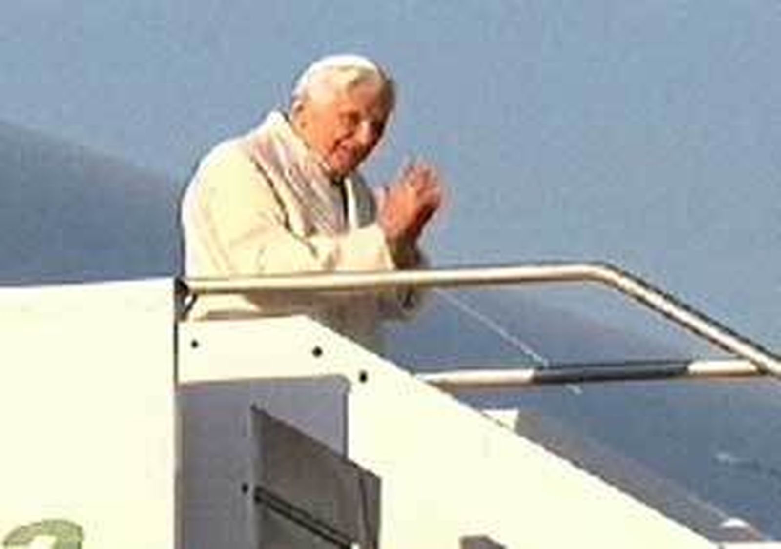 Benedicto XVI llegó a Benin en su segundo viaje a África