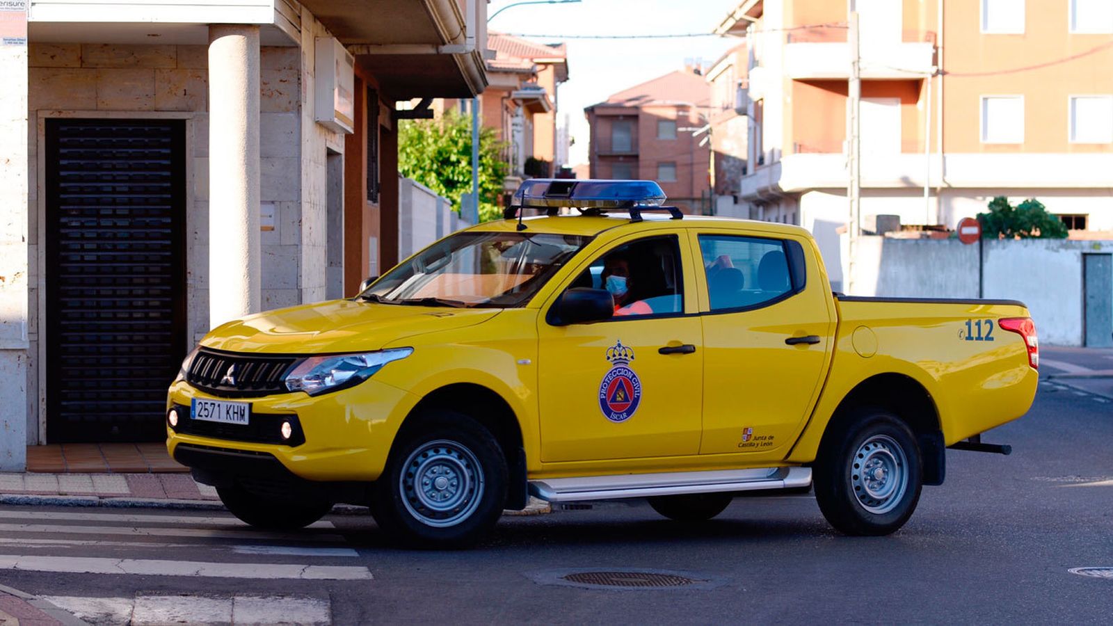 Un vehículo de Protección Civil circulando en las calles de Iscar