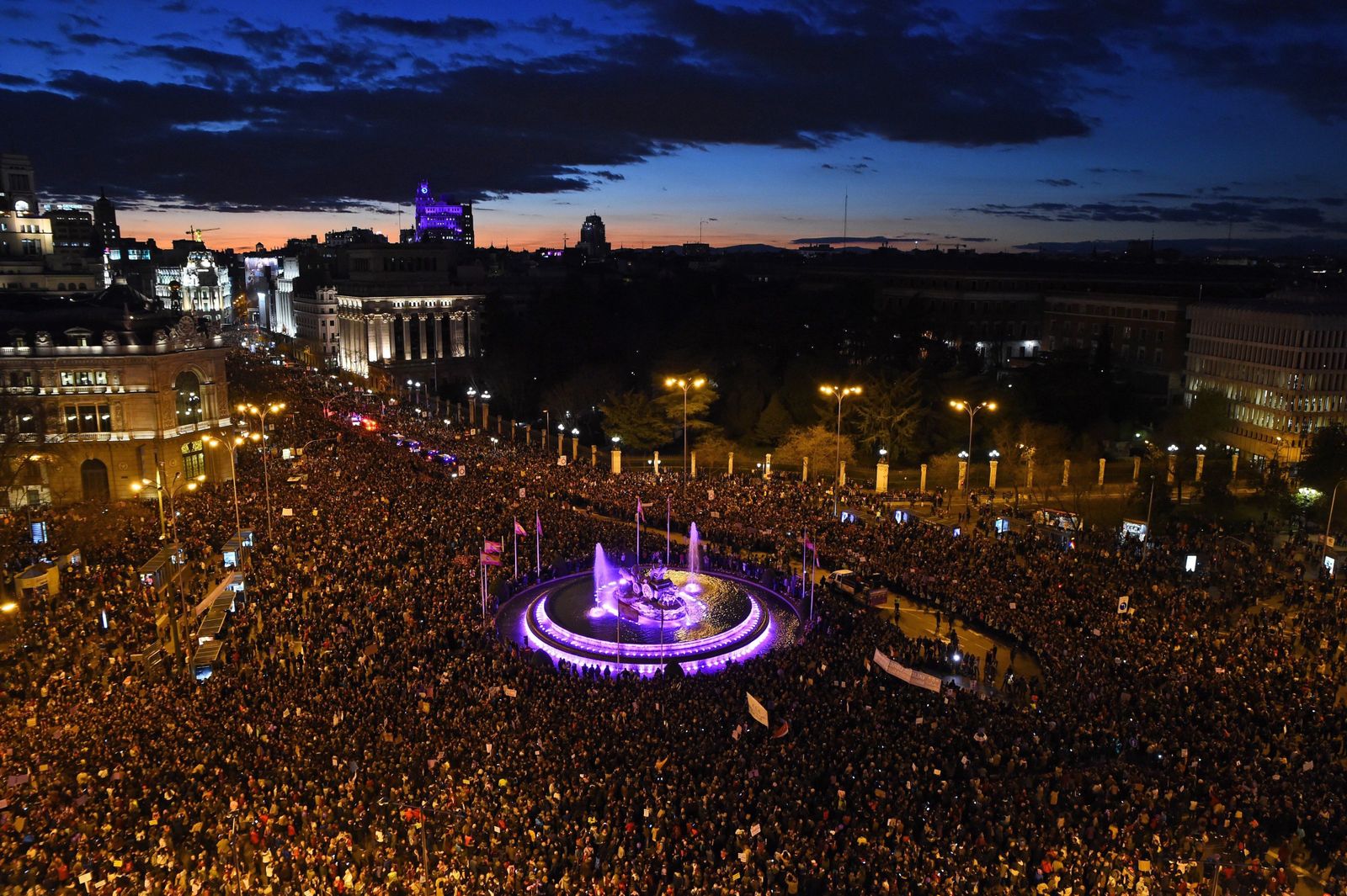 Miles de personas rodean la Cibeles en la manifestación del 8-M