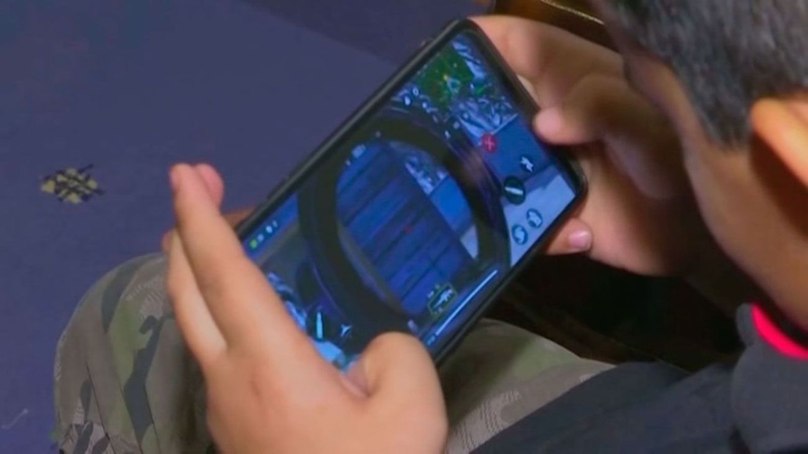Menos juegos en la calle, poco deporte, mucho móvil... La OMS alerta de la obesidad entre los jóvenes