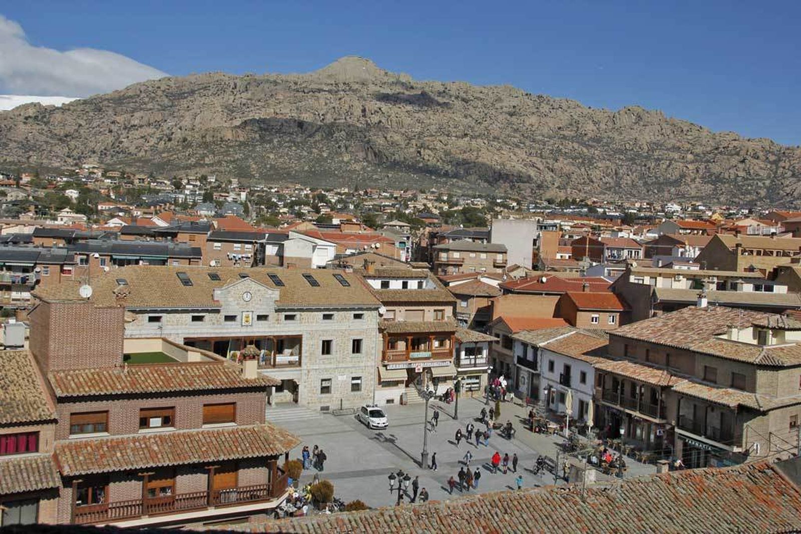 Vista del centro de Manzanares el Real con La Pedriza al fondo