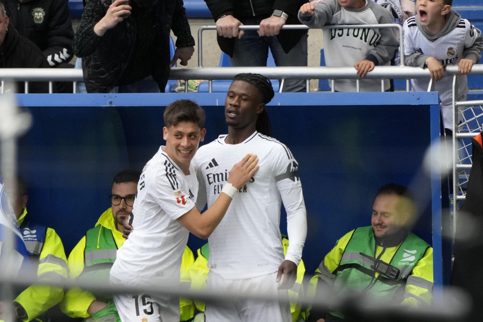 Camavinga es felicitado por Güler tras su gol ante el Alavés