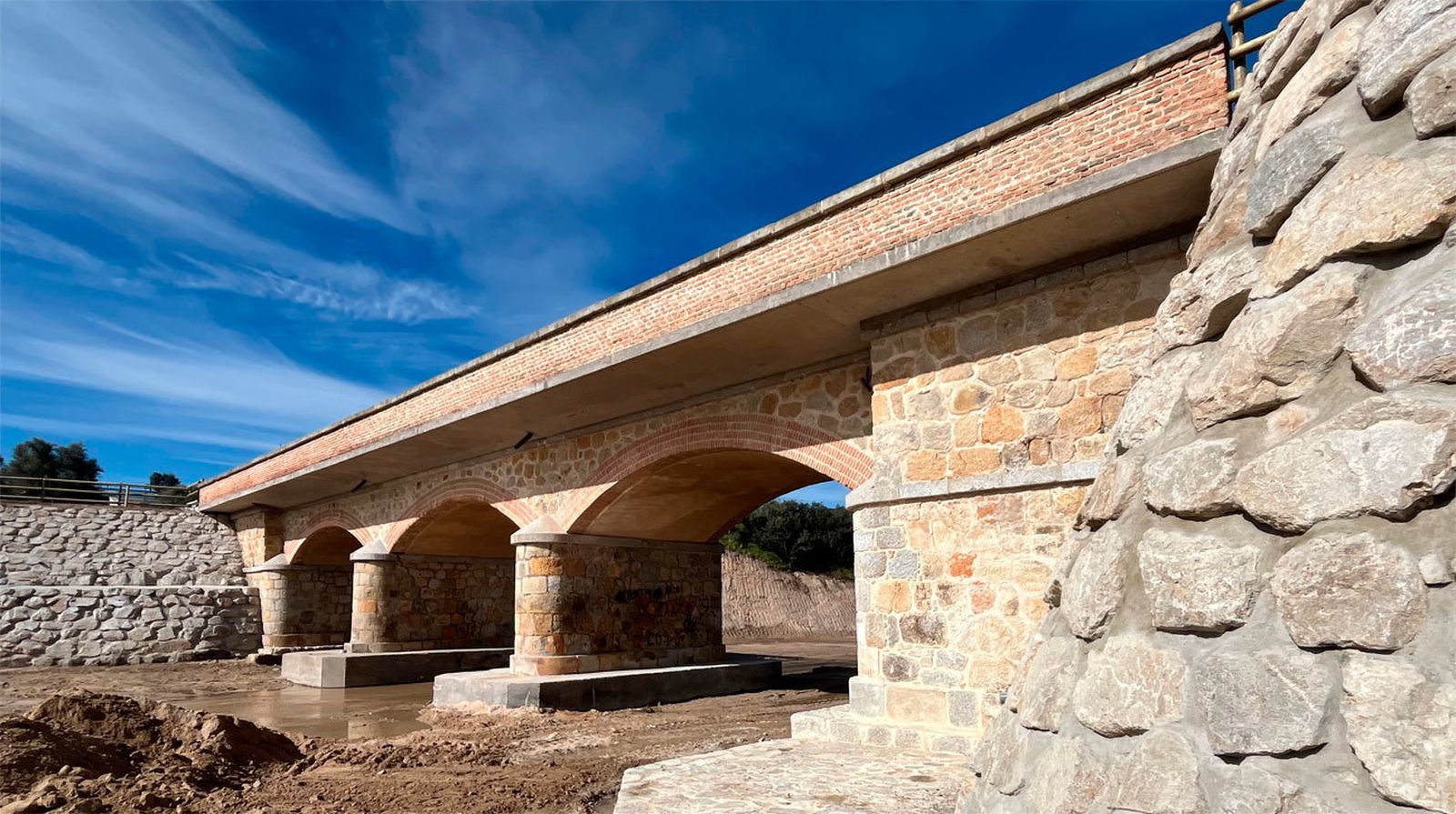 Puente de la M-530 entre Villamanta y Villamantilla sobre el Arroyo Grande
