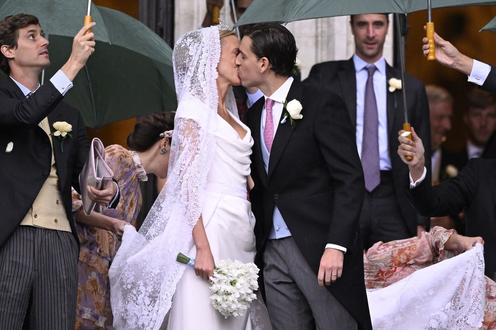 La princesa Maria Laura besa a su esposo William Isvy tras la boda