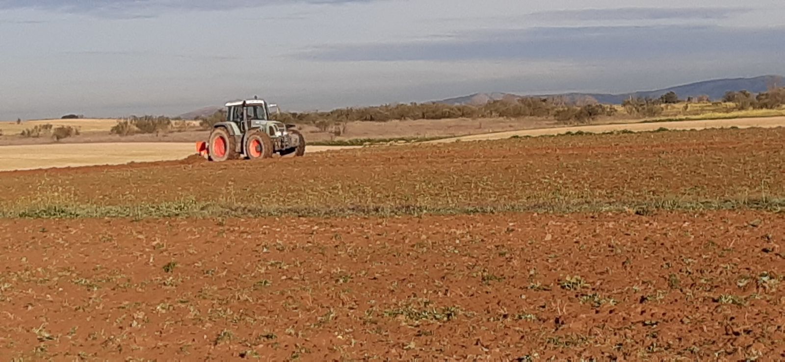 Un agricultor ara sus campos en Madrid