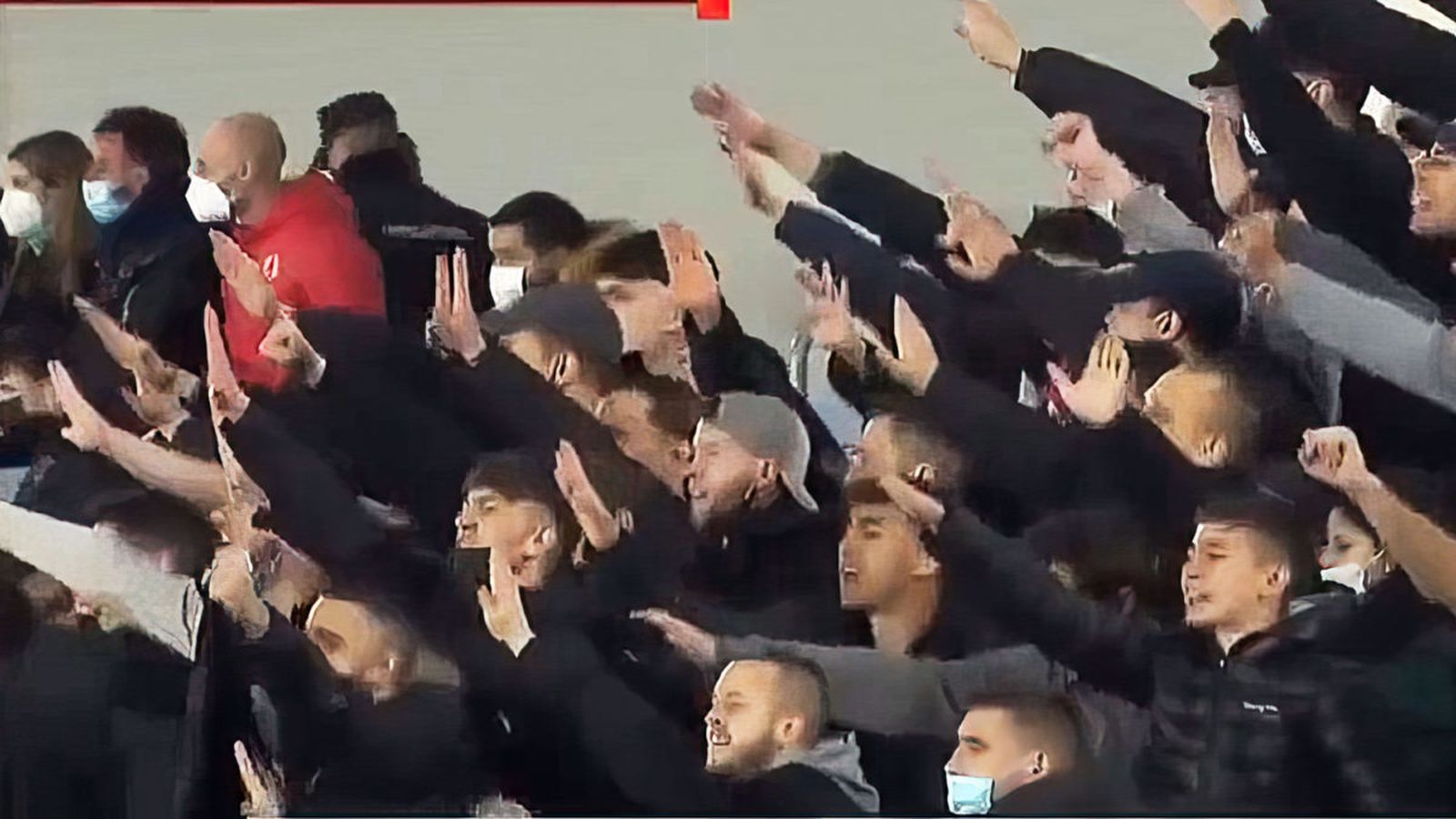 Aficionados del Atlético de Madrid hacen el saludo nazi