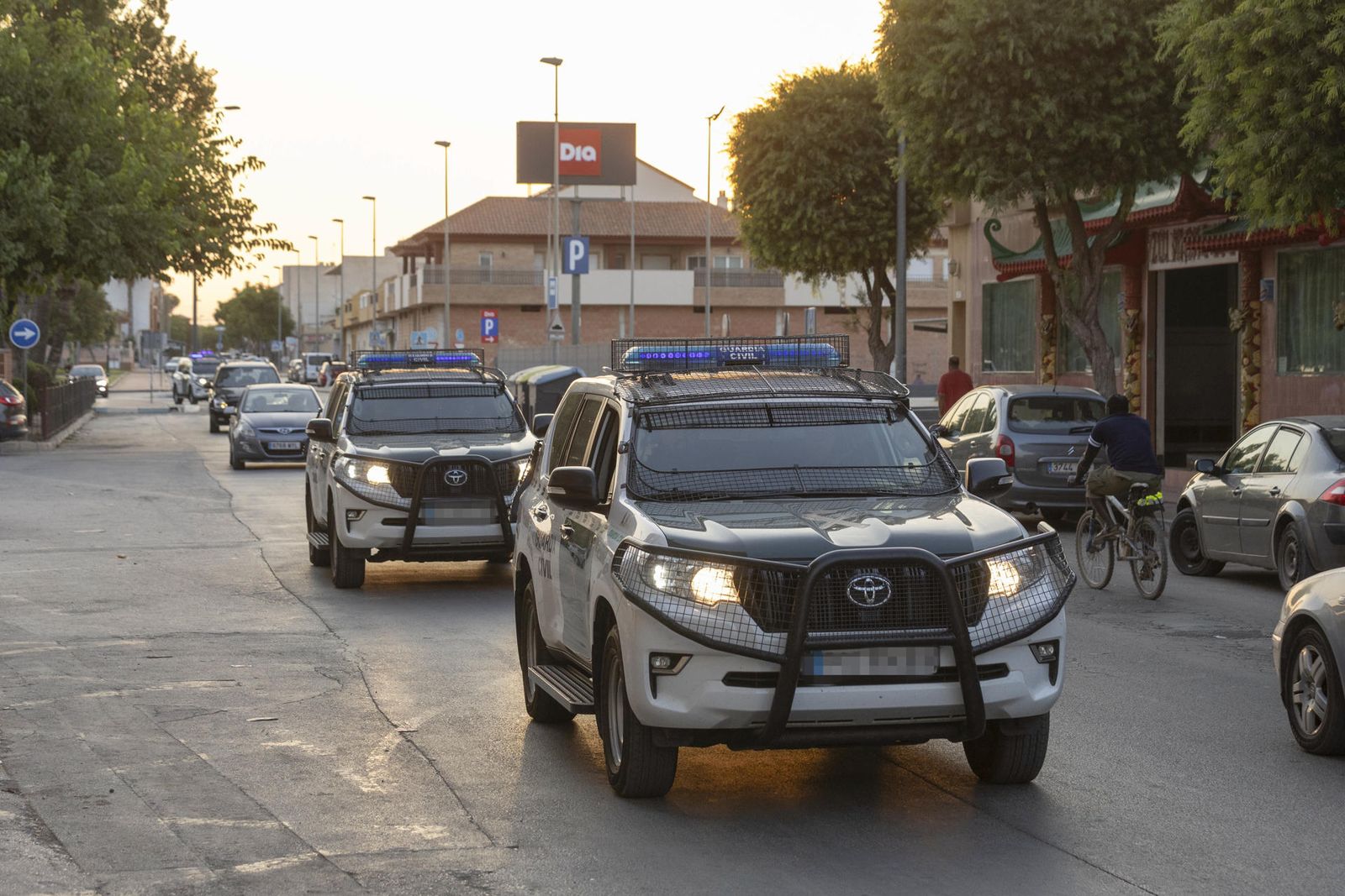 Agentes de la Guardia Civil patrullan por el barrio de San Antonio de Torre Pacheco