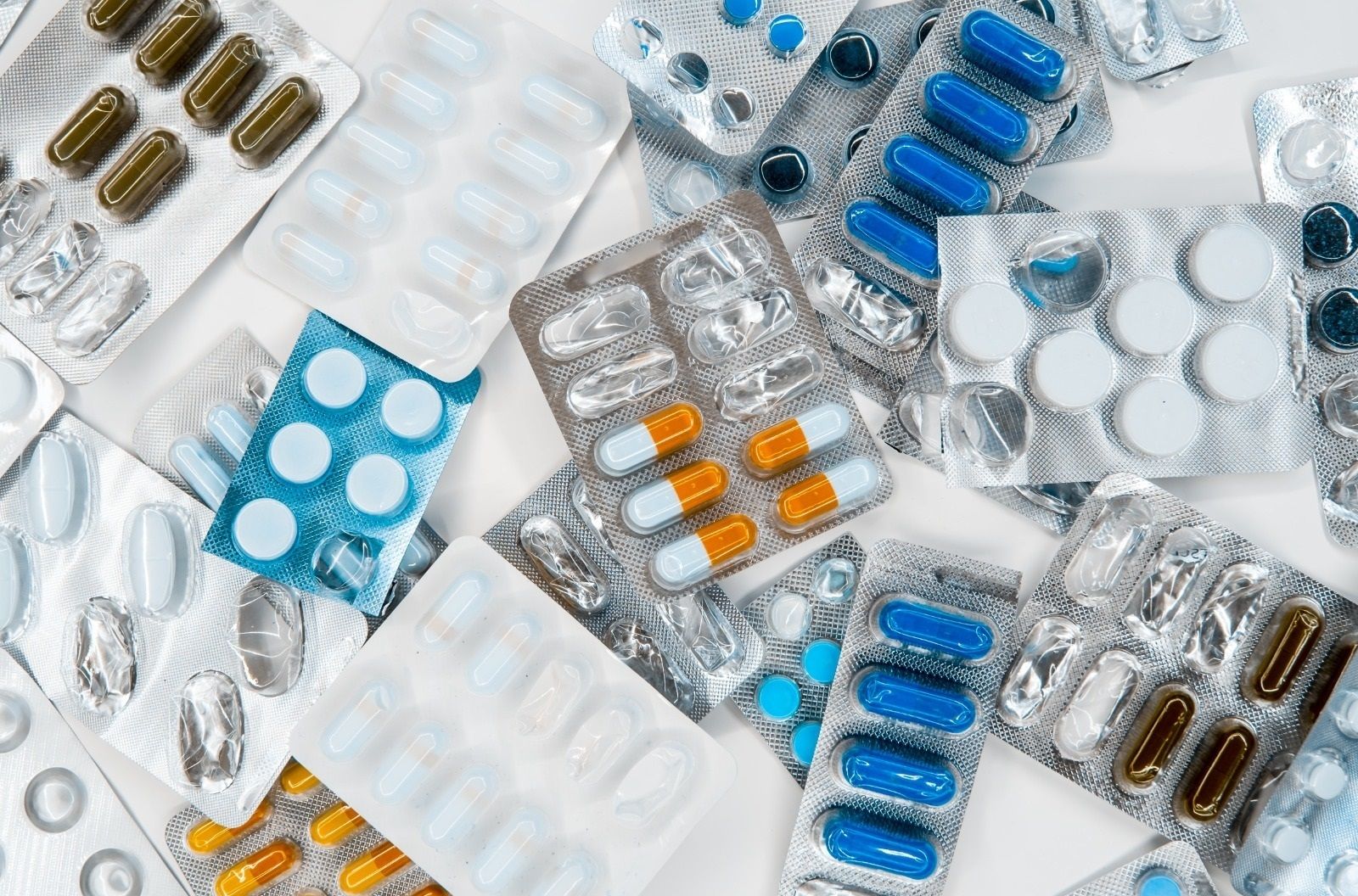 La OMS alerta de que el excesivo uso de antibióticos con el covid, "por si acaso ayudaban", ha aumentado la resistencia