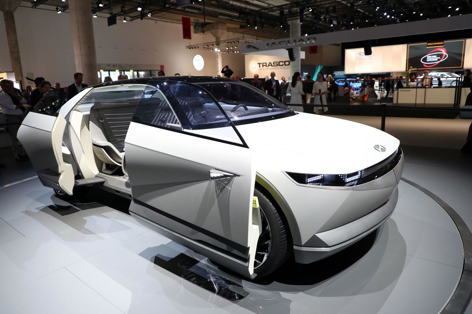 Hyundai - Modelo Hyundai 45 EV: Con este coche Hyundai quiere homenajear al Pony Coupe Concept, un prototipo presentado hace 45 años. Su carrocería está inspirada en los aviones de principio de siglo y el interior está revestido con madera, tela y cuero al que se accede mediante unas puertas correderas.