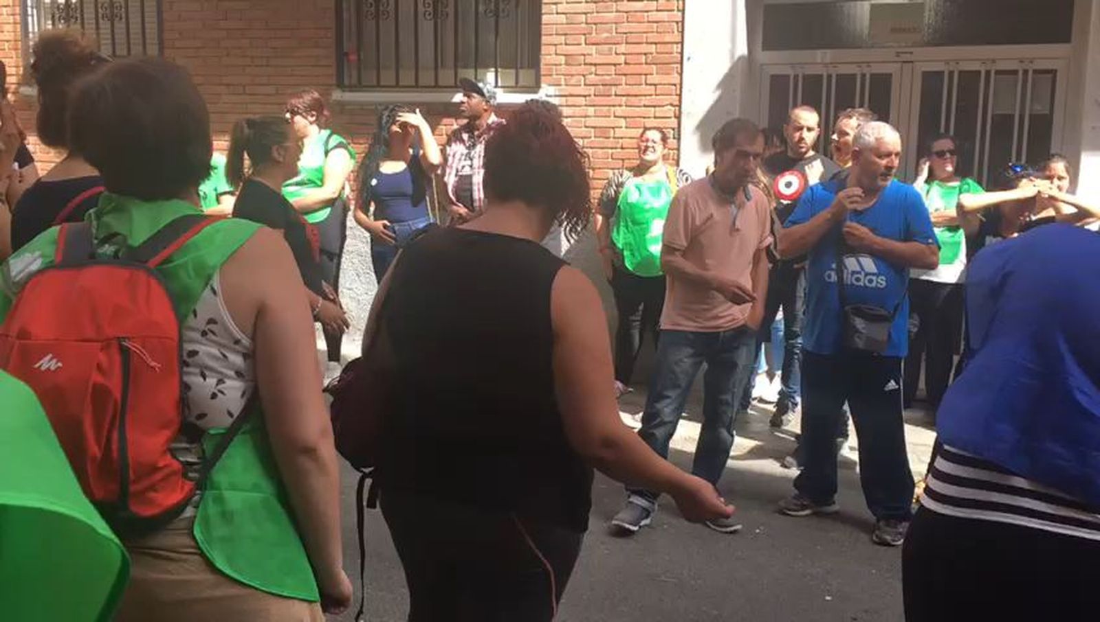 Una mujer y su hijo de 7 años evitan ser desahuciados en Arganda
