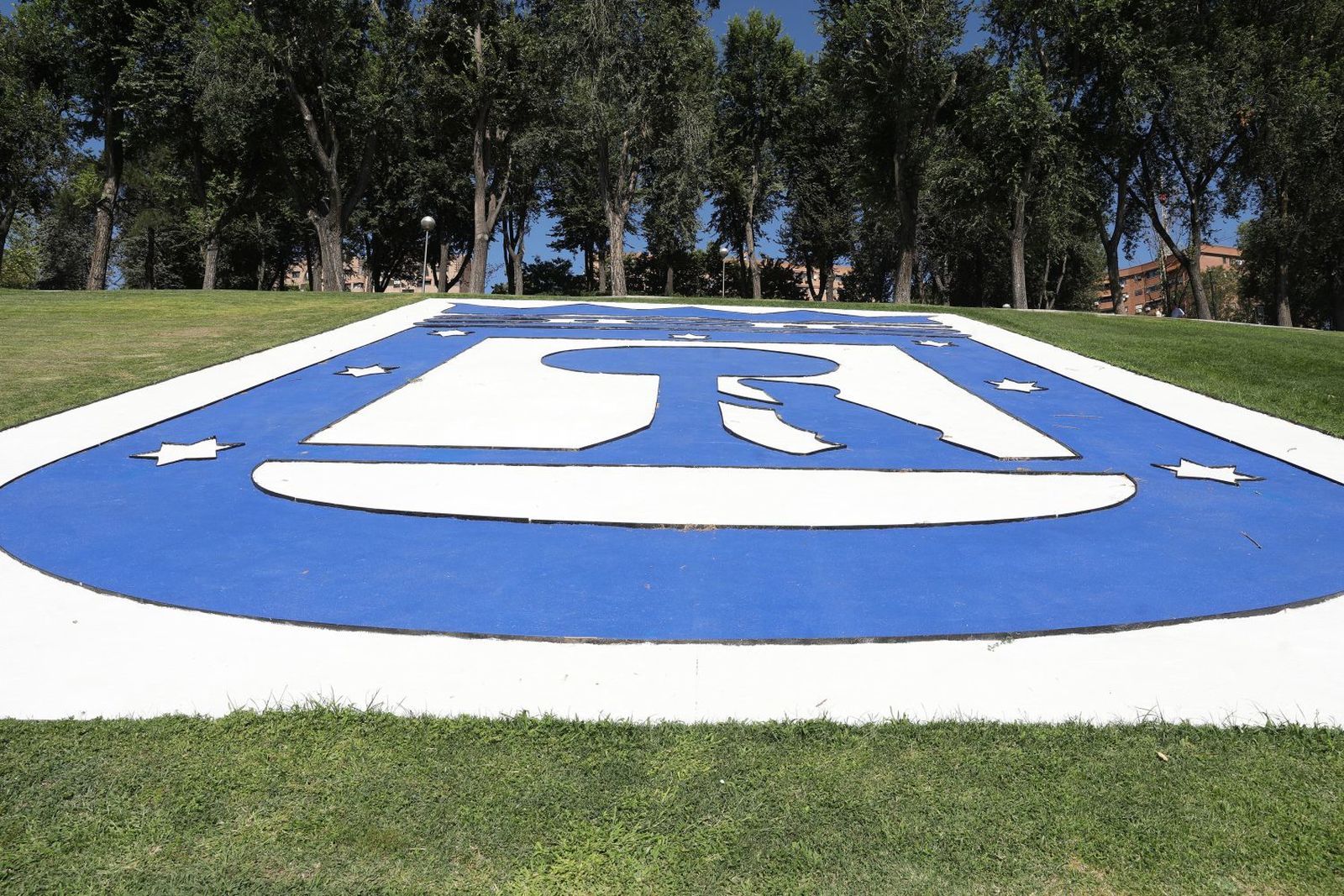 Nuevo escudo en Parque Roma