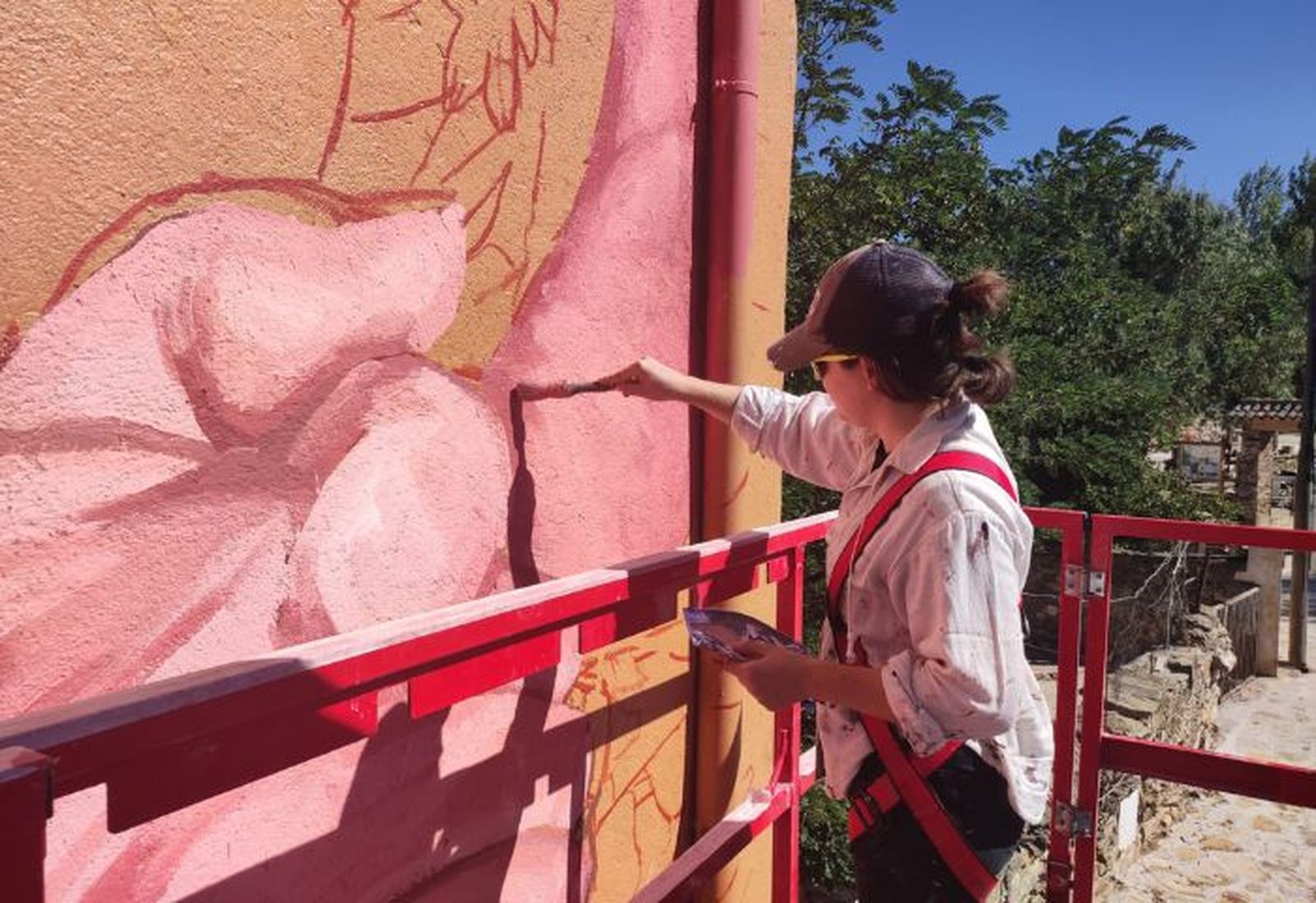 Elaboración de uno de los murales de la Sierra Norte de Madrid