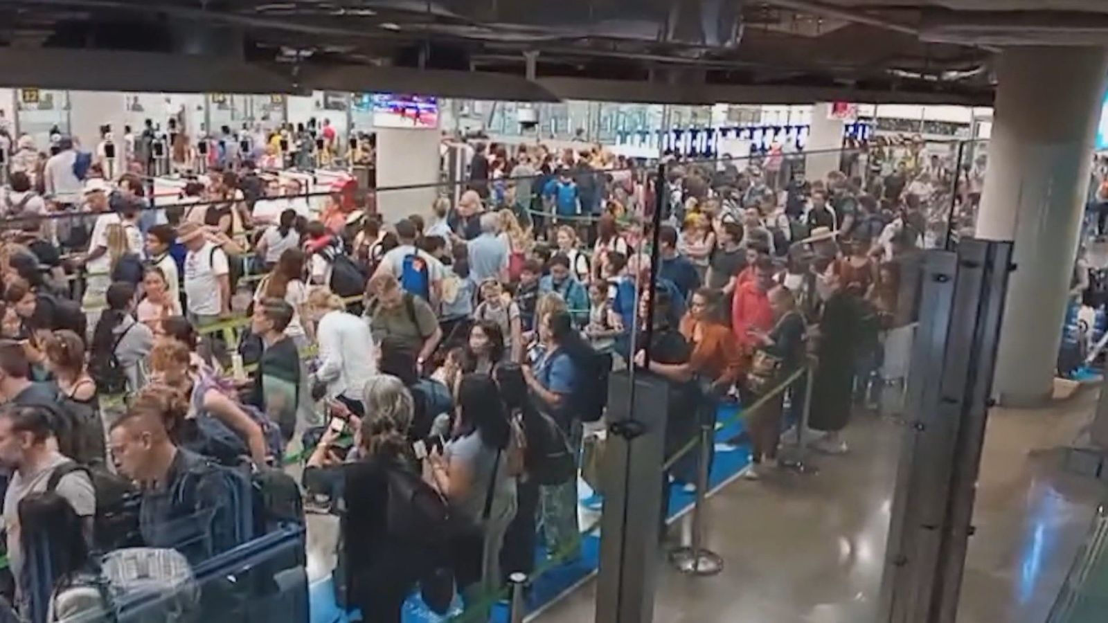 Los policías culpan a AENA del caos en Barajas: "No hubo ningún fallo informático"