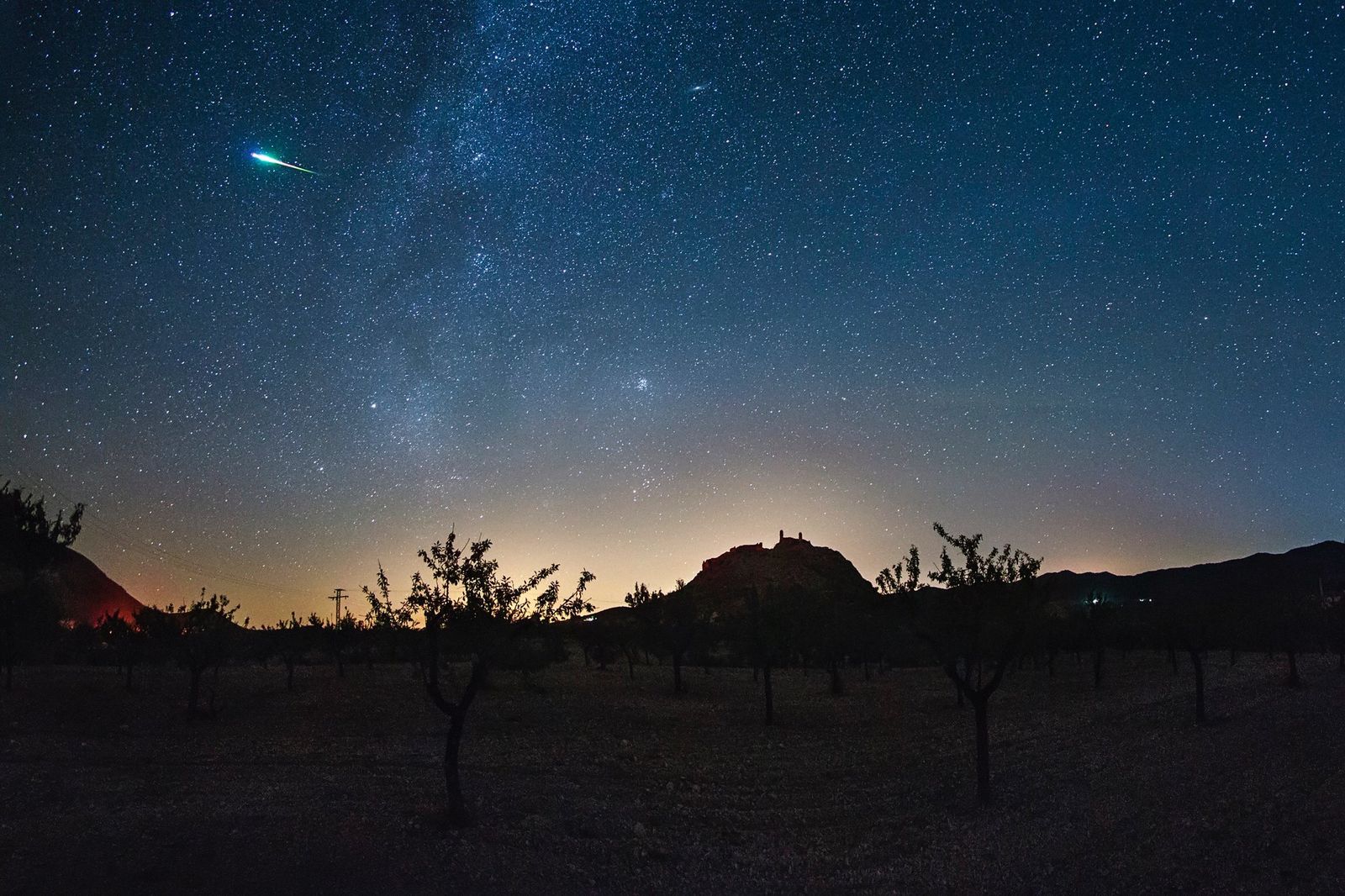 Si prefieres buscar estrellas fugaces en el Valle del río Eresma, en el Real Sitio de San Ildefonso, tienes un magnífico mirador: el mirador del Puerto de Navacerrada. Además es uno de los que nos ofrecen un acceso más sencillo. Se llega a él cómodamente desde el aparcamiento del Puerto de Navacerrada cruzando la carretera SG-615.