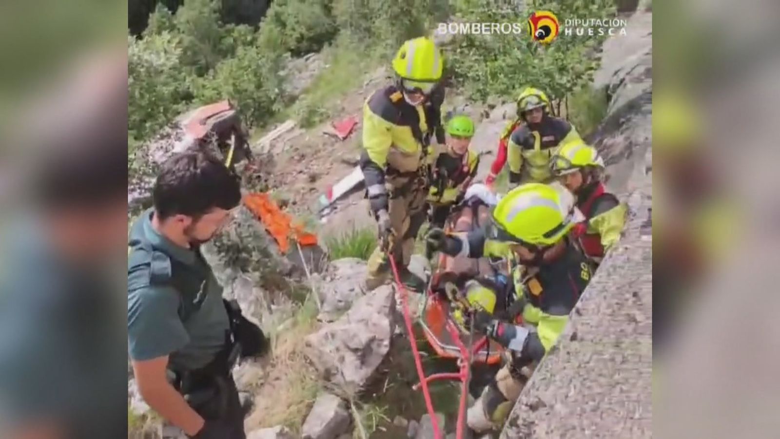 Cuatro heridos, un menor grave, al despeñarse un microbús en una pista del Pirineo
