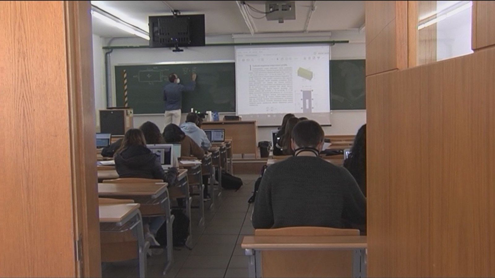 Universidades ultima un real decreto para acabar con los grados de tres años