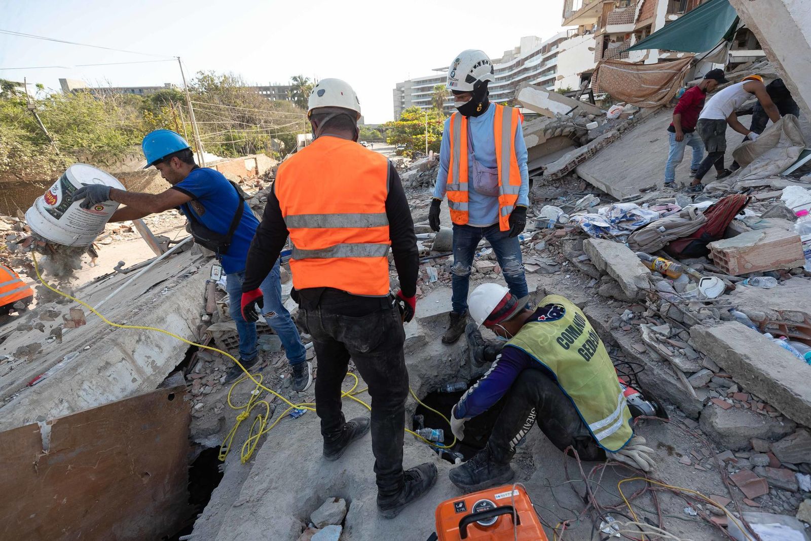 Equipos de rescate buscan en los escombros de un edificio en La Guaira (Venezuela)