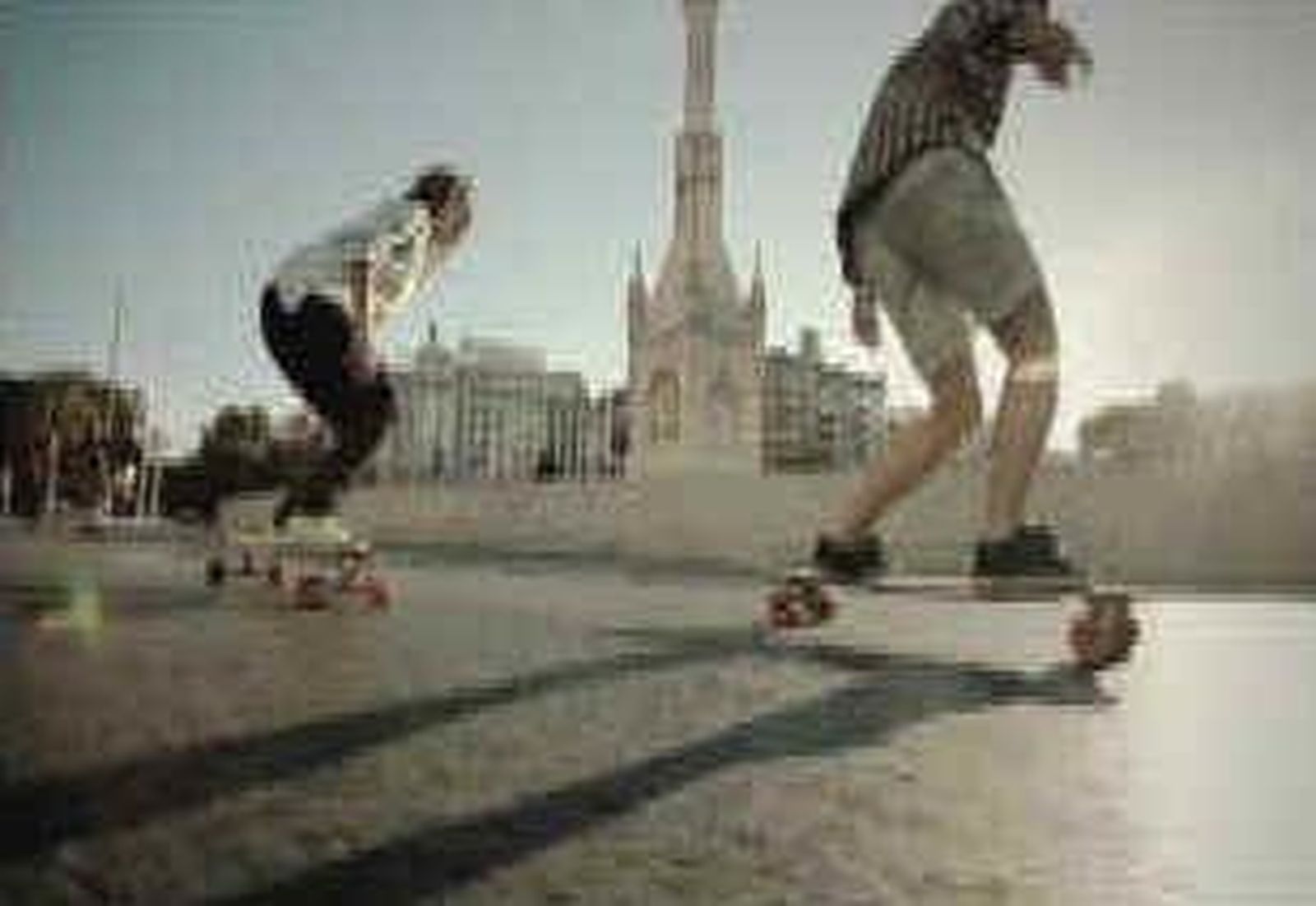 Un grupo de chicas crea un club de patines y cada domingo patinan en el Parque del Oeste