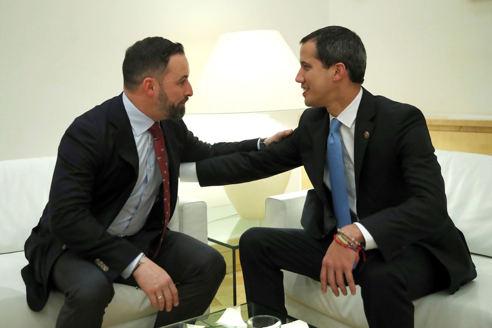 Abascal muestra su "vergüenza" a Guaidó por la reunión "vergonzosa y clandestina" de Abalos