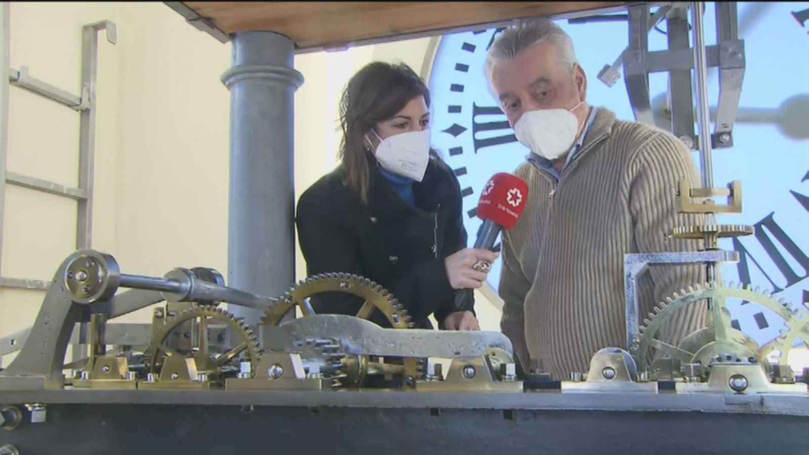Puesta a punto del reloj de la Puerta del Sol a la espera de las campanadas de fin de año