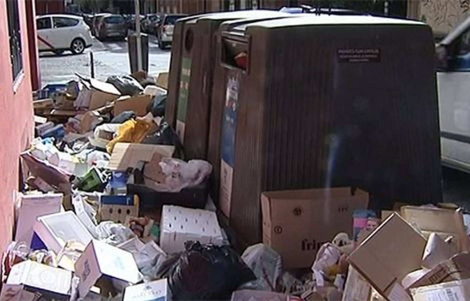 Comerciantes, hosteleros y vecinos limpian donde no lo hacen los servicios mínimos